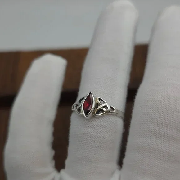 Size 8 925 Sterling Silver Simple Red Glass Celtic Ring - Picture 2 of 7